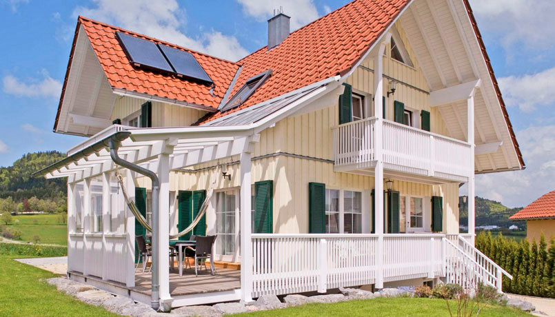 Einfamilienhaus im Landhausstil mit Holzschalung und grünen Fensterläden (Architekt: Hölle, Balingen) © Lignotrend